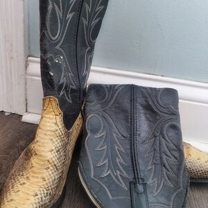 Lee Black and Tan Heeled Boots